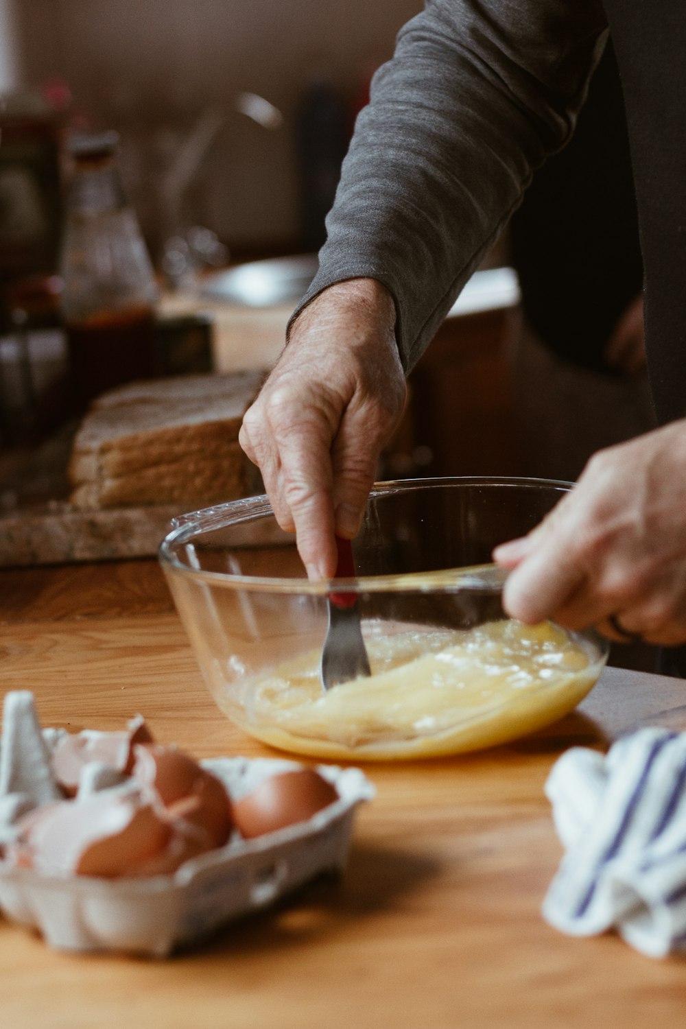 Person mit geschnittenen Zitronenfrüchten