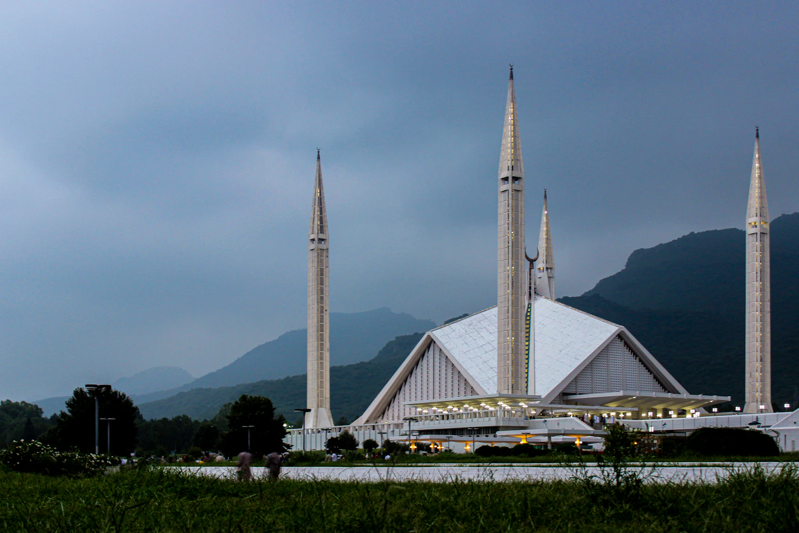 Faisal Mosque against the Islamabad skyline