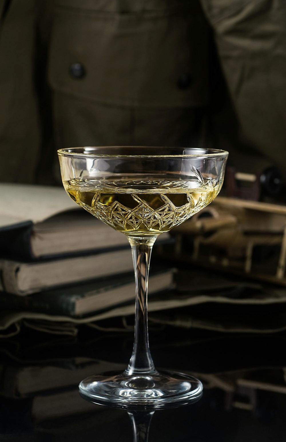 taça de vinho transparente na mesa preta