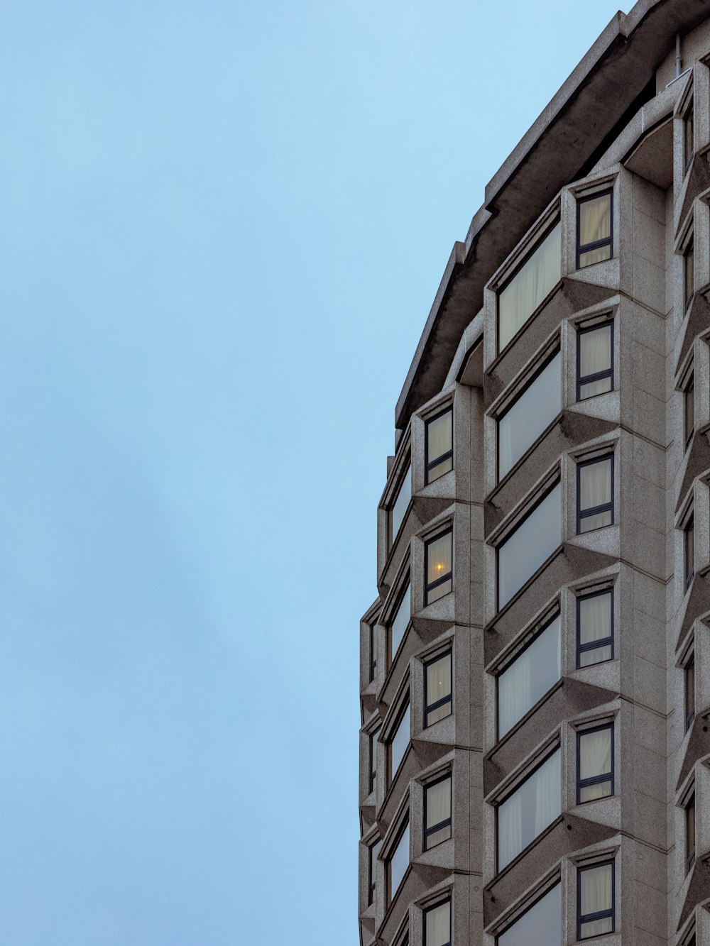 edifício de concreto marrom sob o céu azul durante o dia