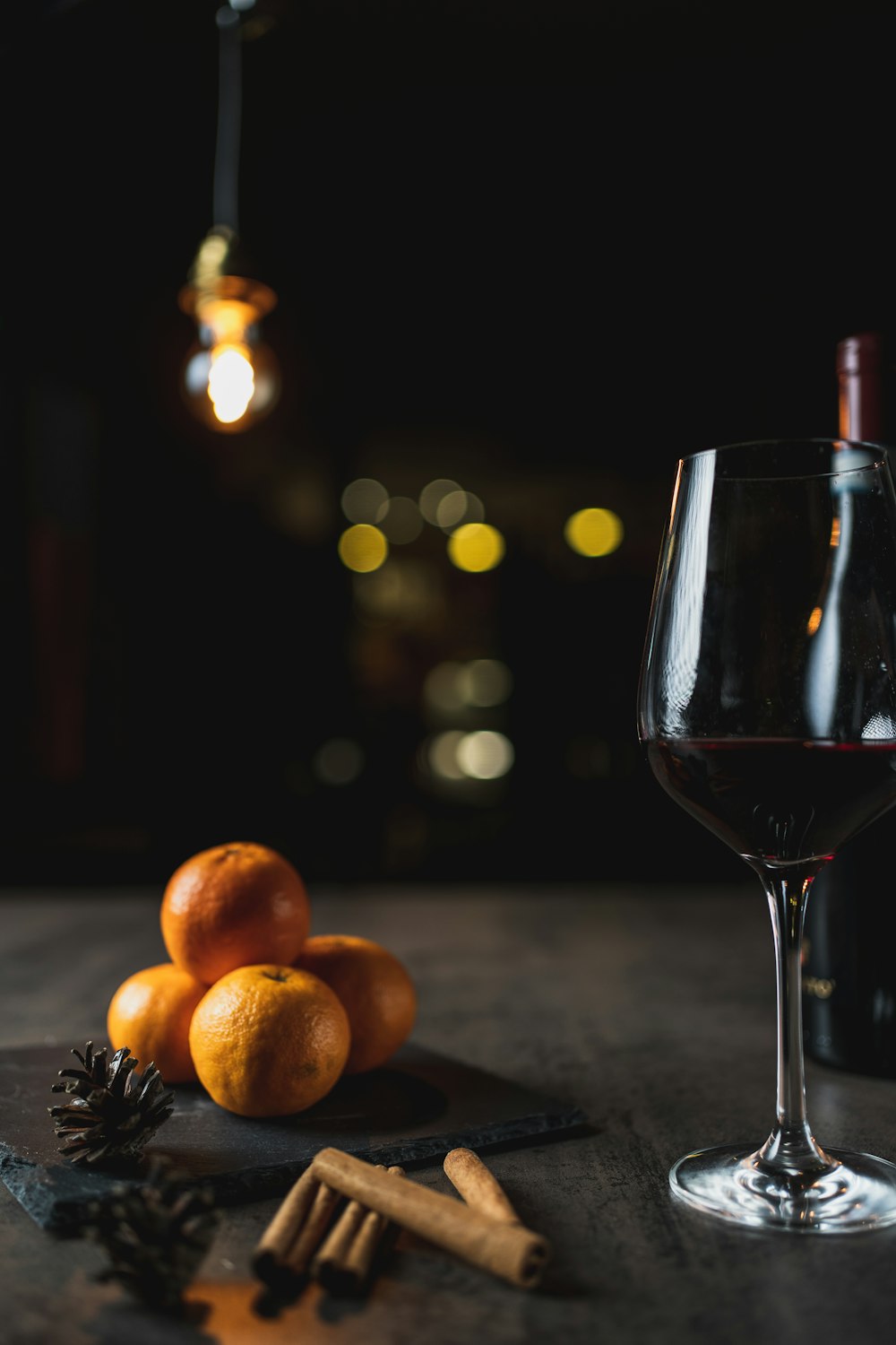 taça de vinho transparente com vinho tinto na mesa de madeira marrom