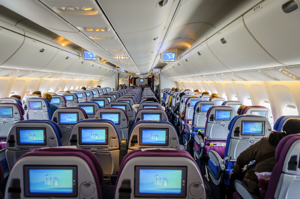 assentos de avião azuis e brancos