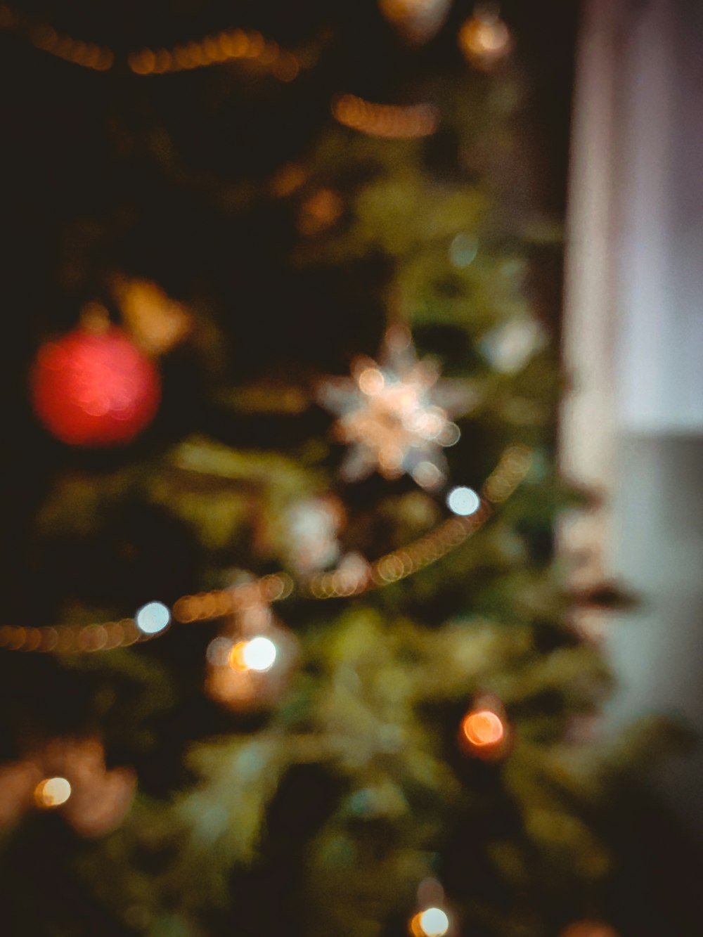 Rote Kugeln am grünen Weihnachtsbaum