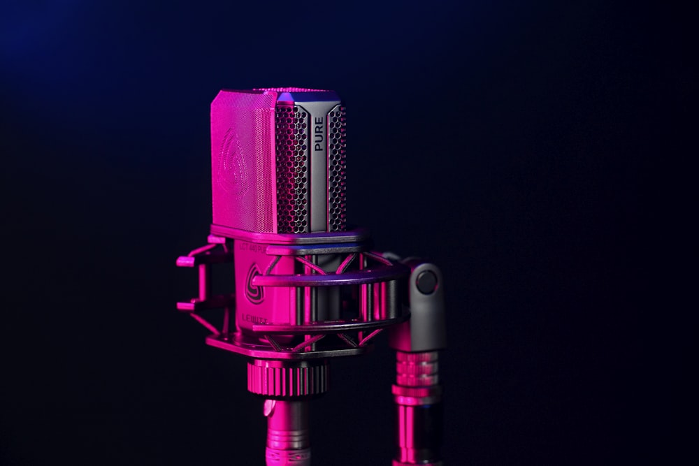 microfone condensador rosa e prateado