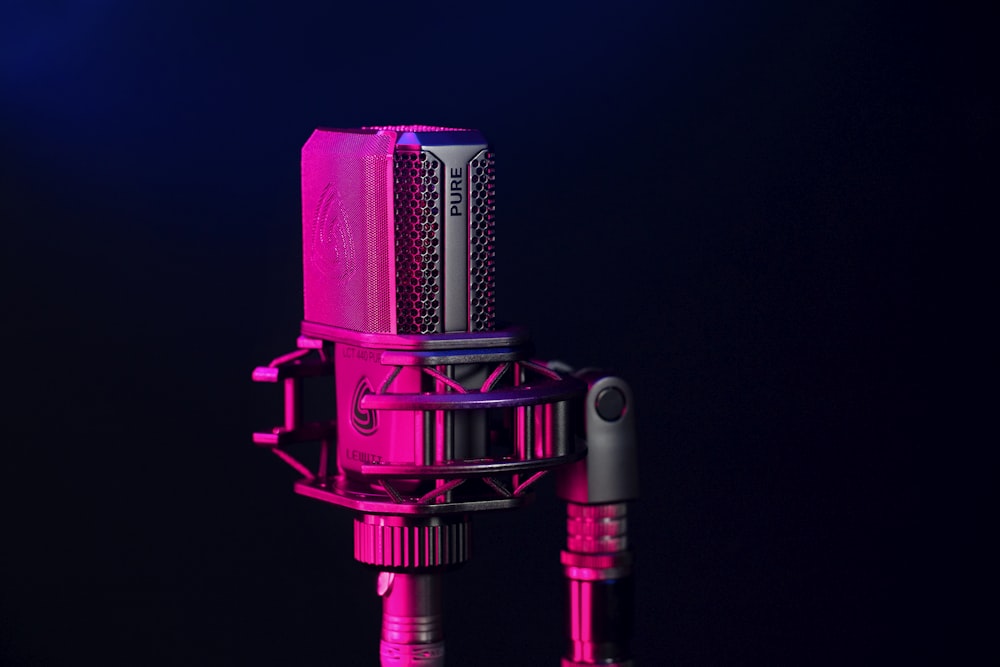 Microphone à condensateur rose et argent