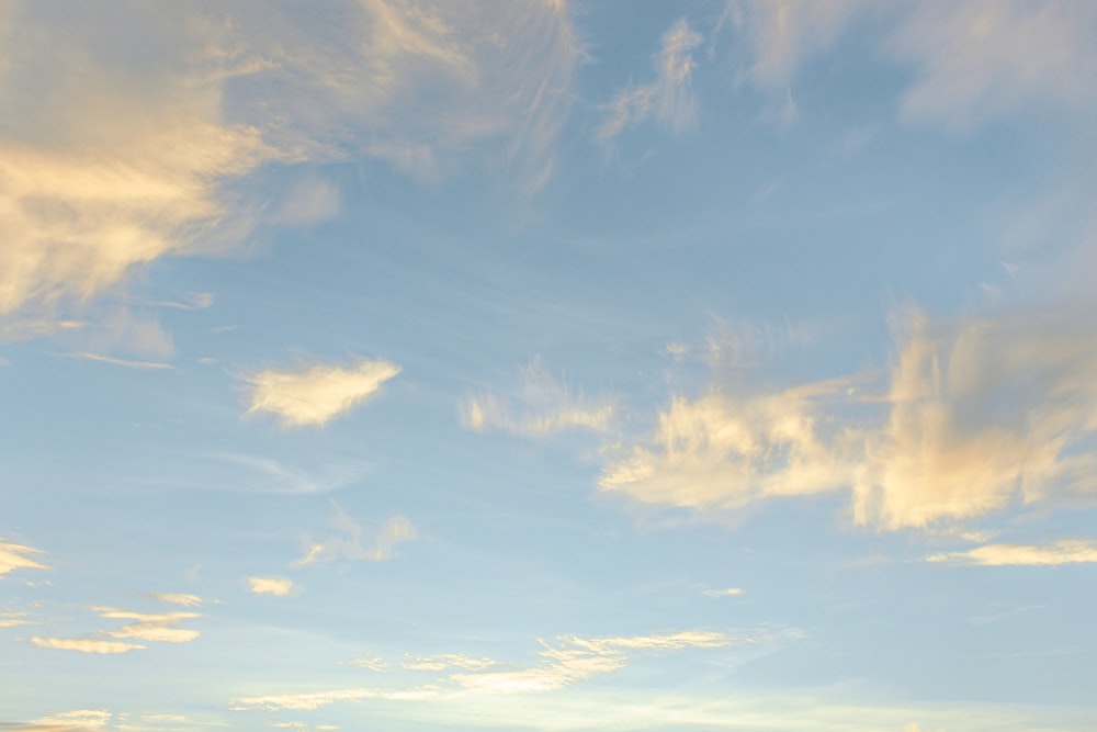 nuvole bianche e cielo blu durante il giorno