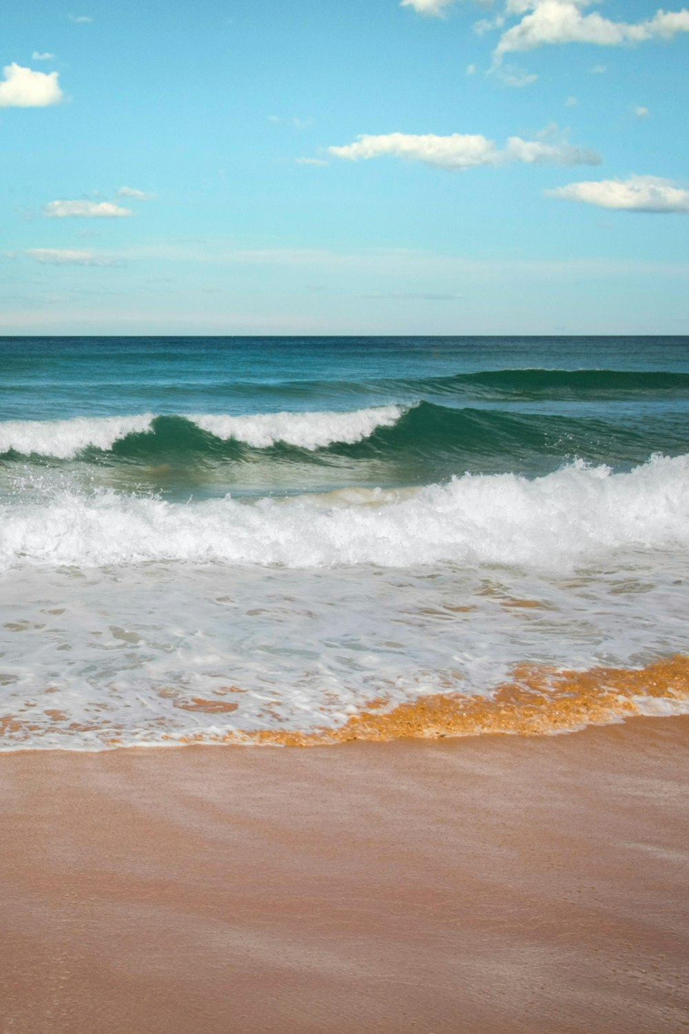 sea waves crashing on shore during daytime