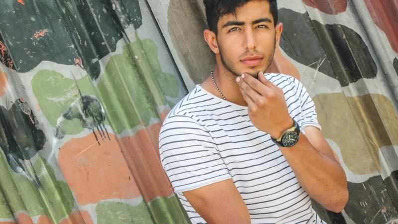 Hombre atractivo con camiseta rayada