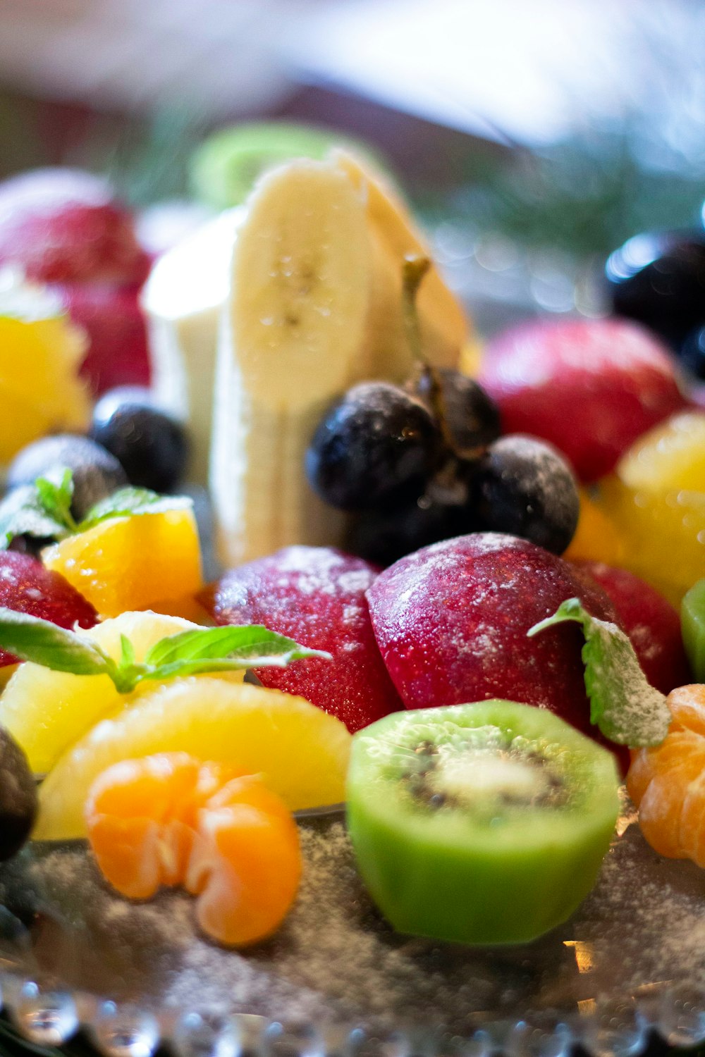 Salade de fruits sur assiette en céramique blanche