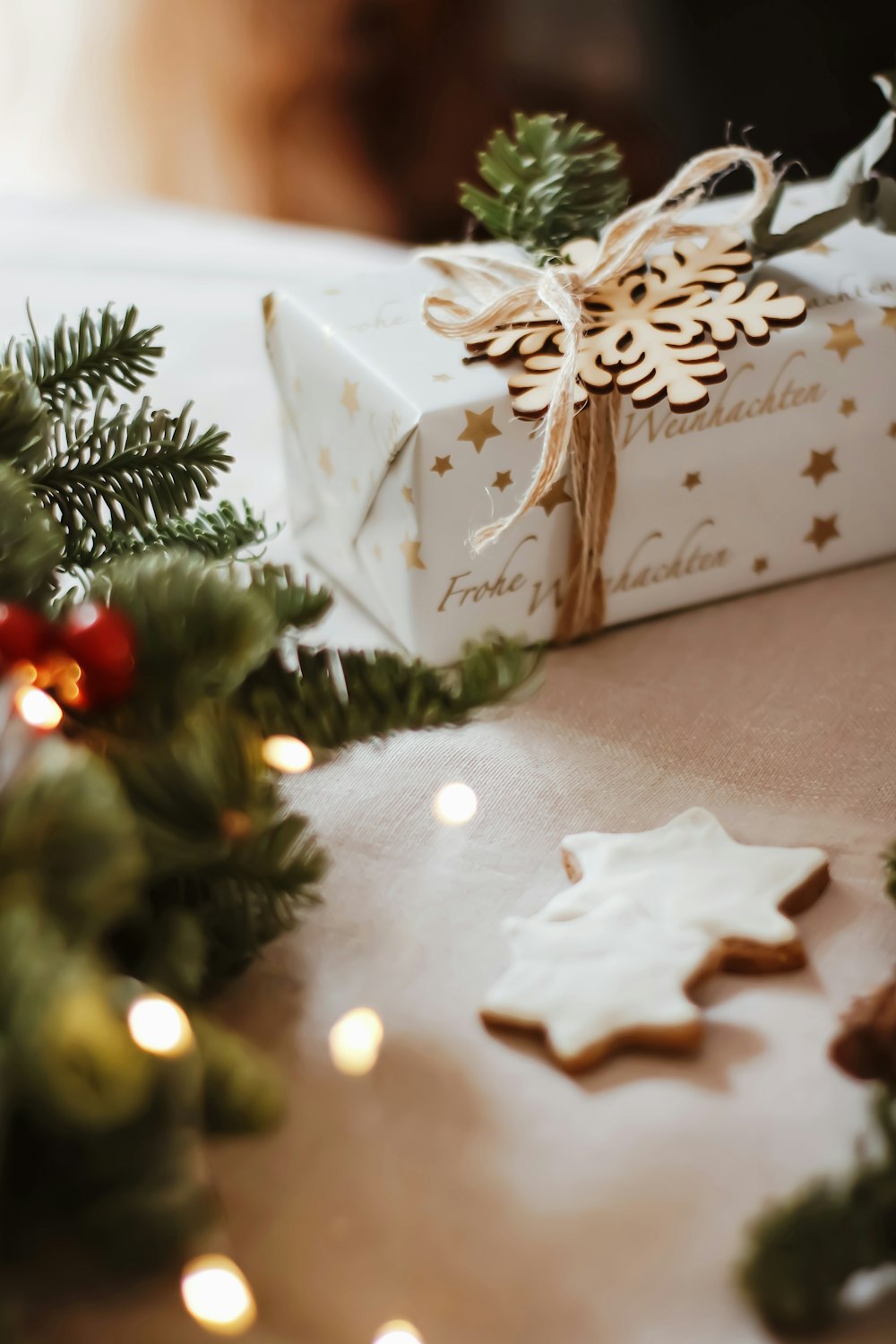 Caja de regalo blanca y marrón junto a caja de regalo blanca y marrón