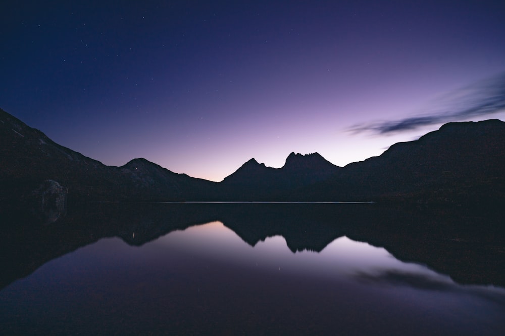 Silueta de montañas durante la noche