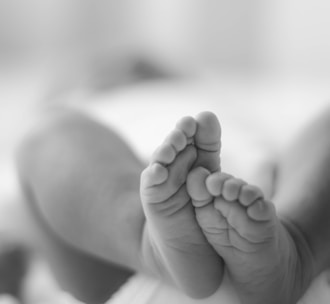 phot en noir et blanc des pieds d'un bébé