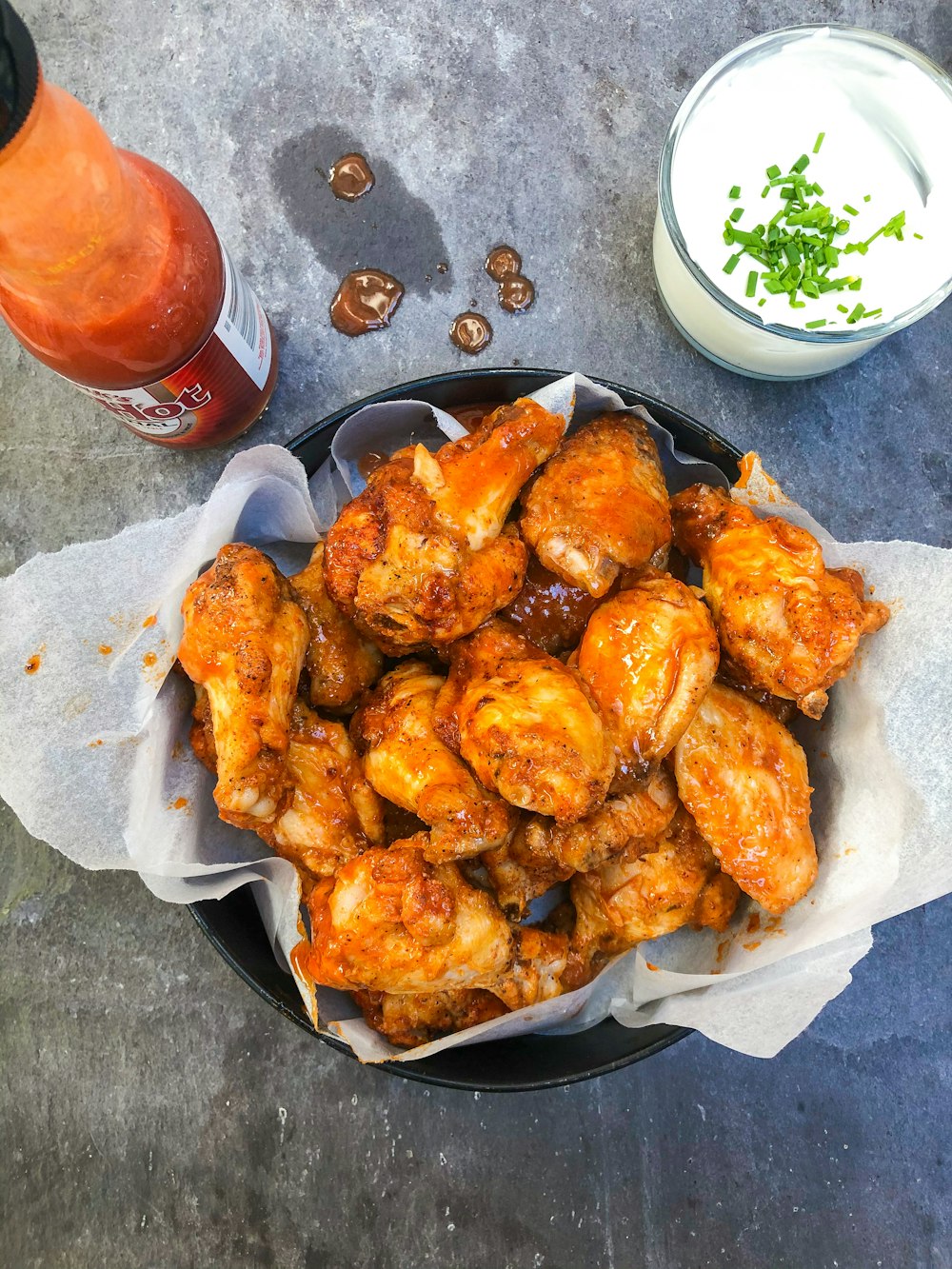 Pollo frito en plato negro