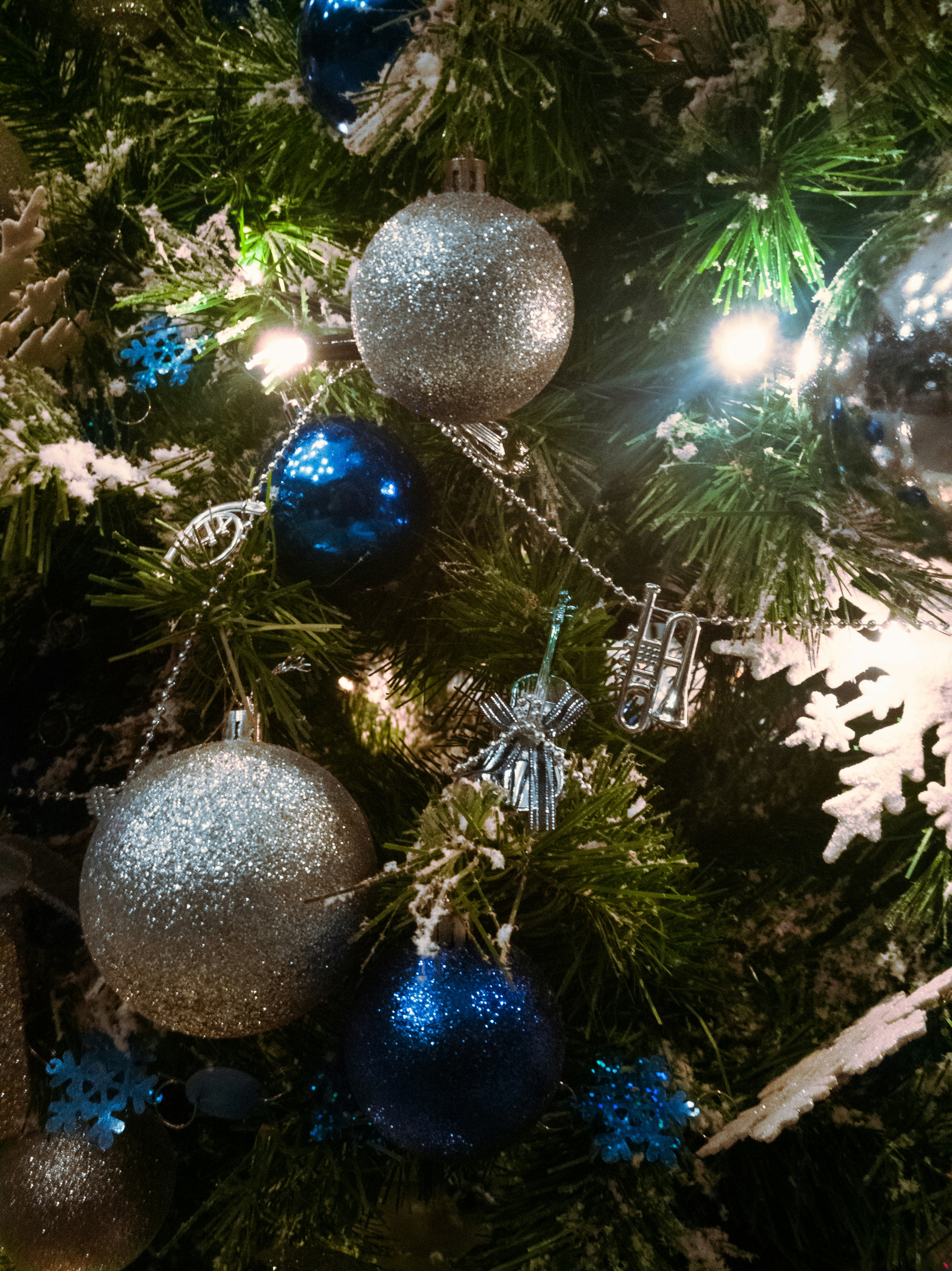 Bolas de navidad plateadas en árbol de navidad verde foto – Imagen de  Planta gratuita en Unsplash, image size:3000x4005