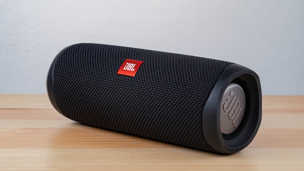 Altoparlante portatile JBL nero su tavolo in legno marrone