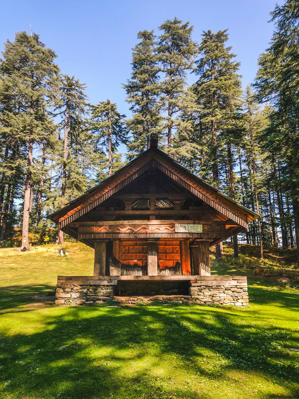 Braunes Holzhaus mitten im Wald tagsüber