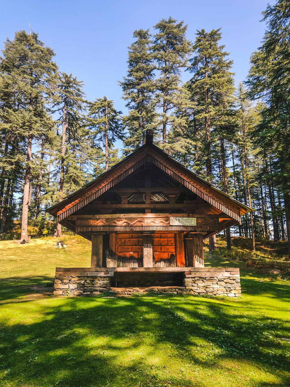 Casa de madera marrón en medio del bosque durante el día