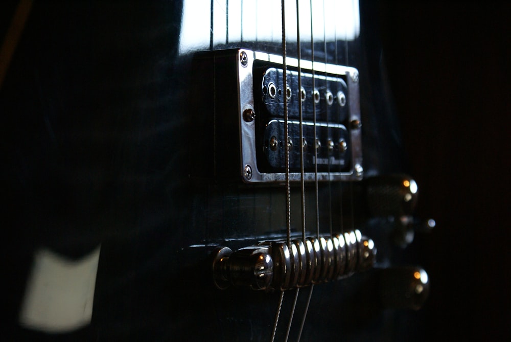 guitarra elétrica em preto e branco