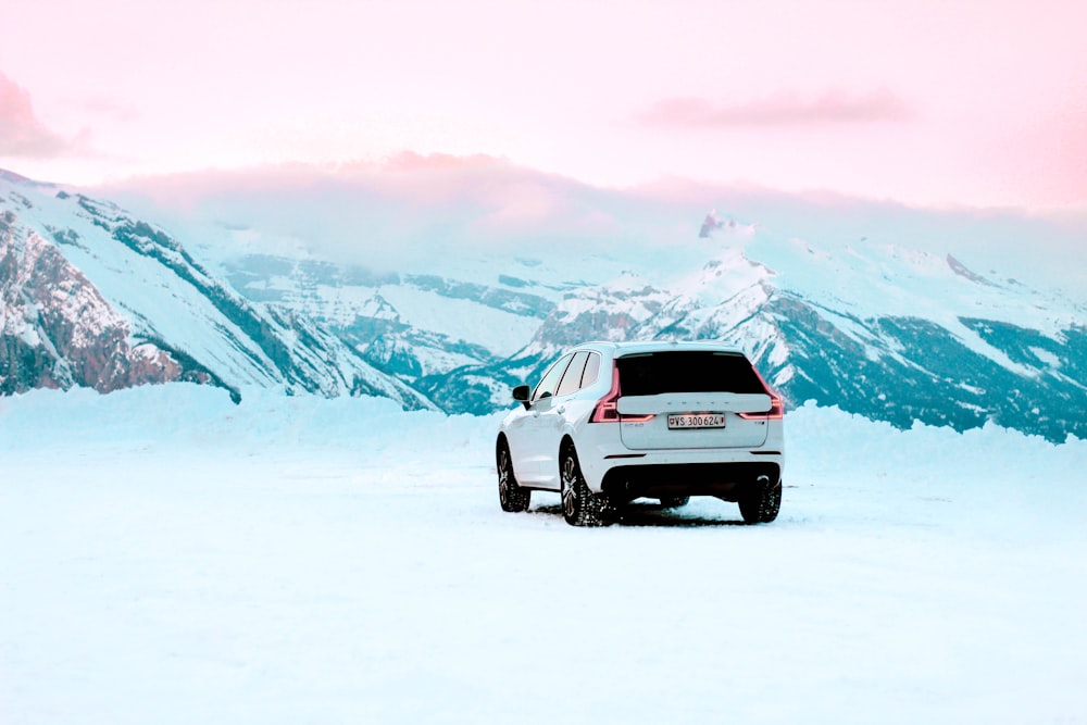 Weißer SUV tagsüber auf schneebedecktem Feld