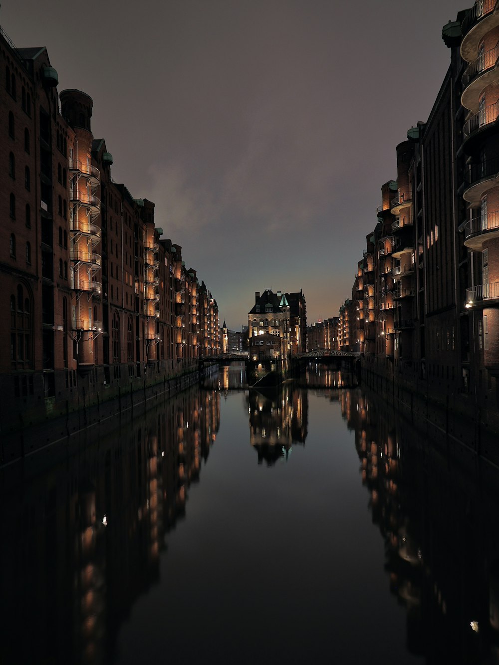 specchio d'acqua tra gli edifici durante il giorno