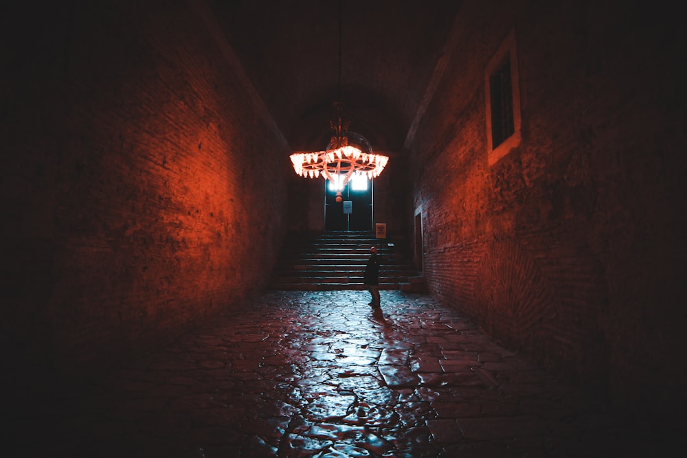 túnel de tijolo marrom com luz