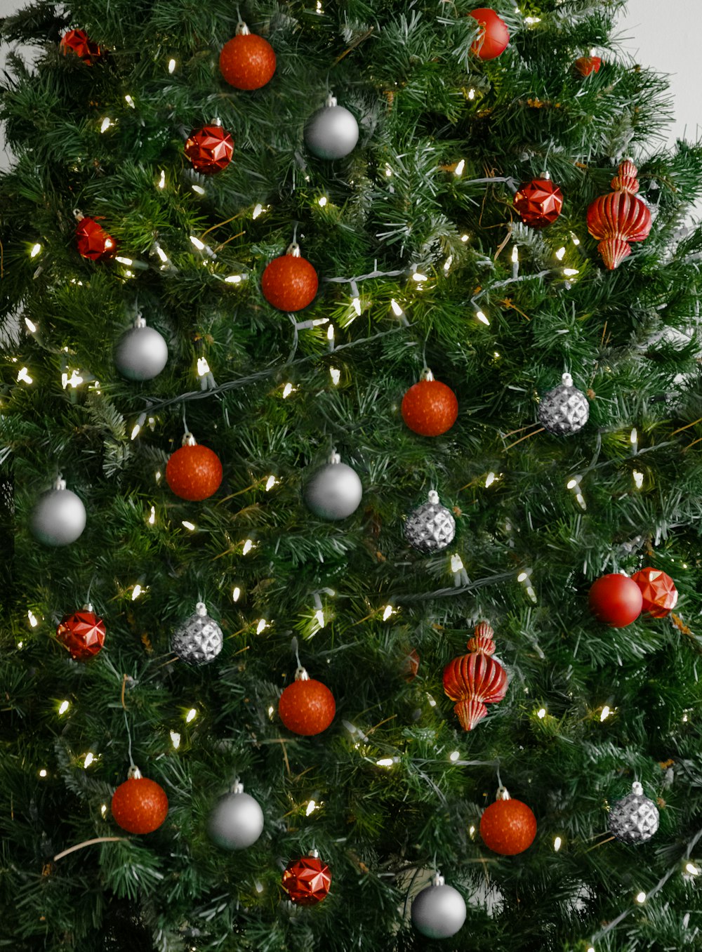 Bolas rojas y plateadas en el árbol de Navidad verde