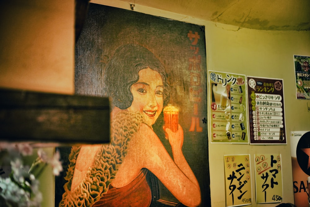 Mujer en pintura de vestido con estampado de leopardo marrón y negro