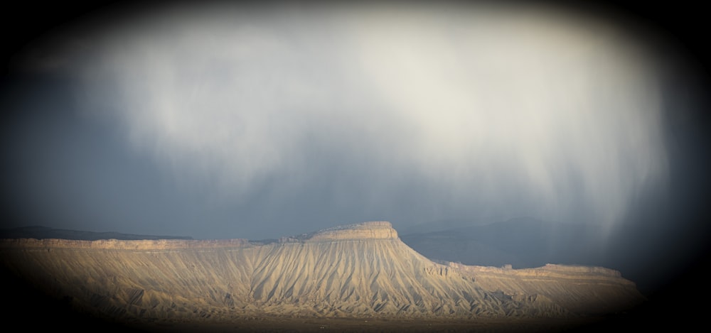 sable brun sous des nuages blancs