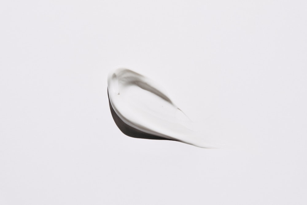 cucchiaio in acciaio inox su superficie bianca