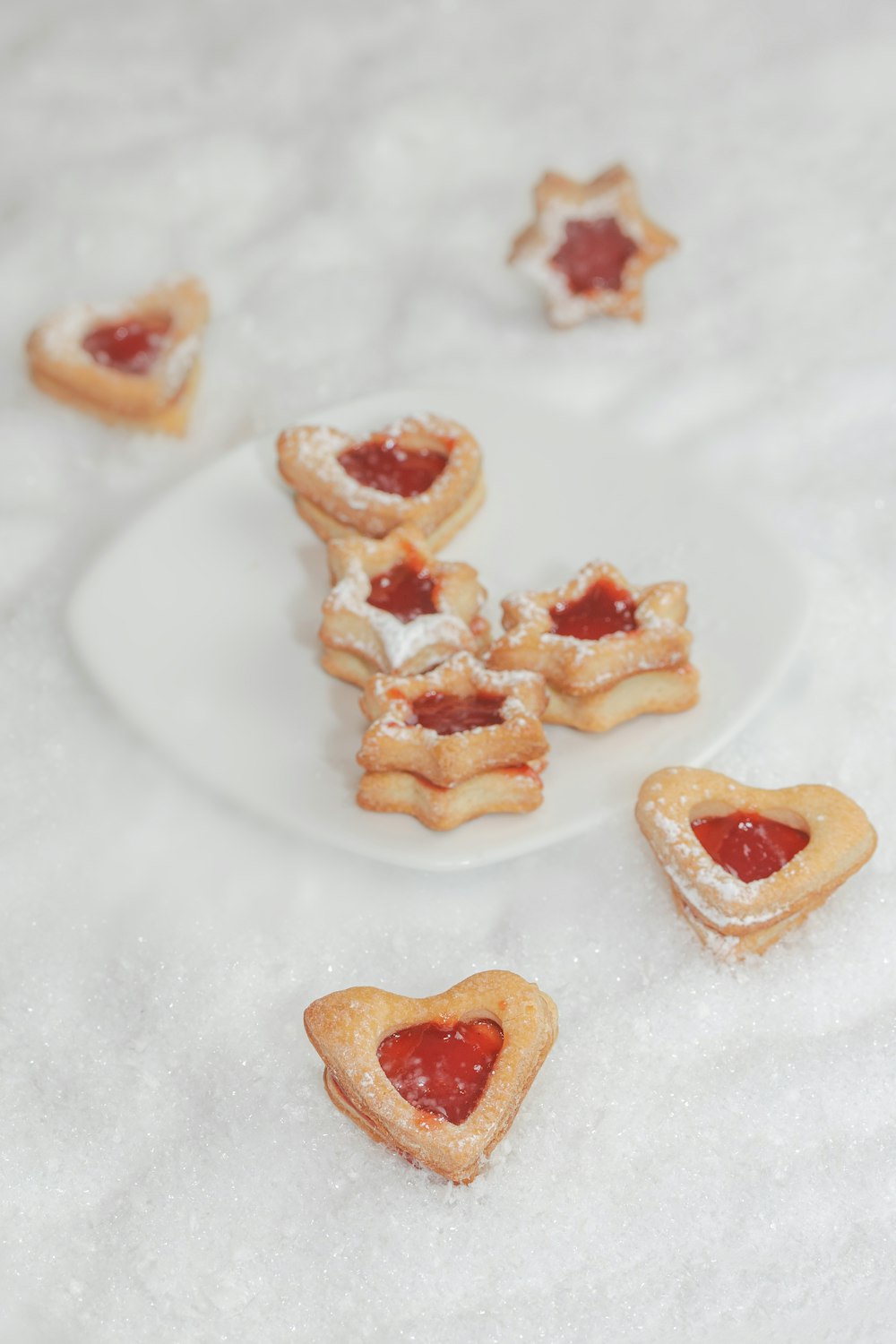 biscoitos castanhos e brancos em forma de coração