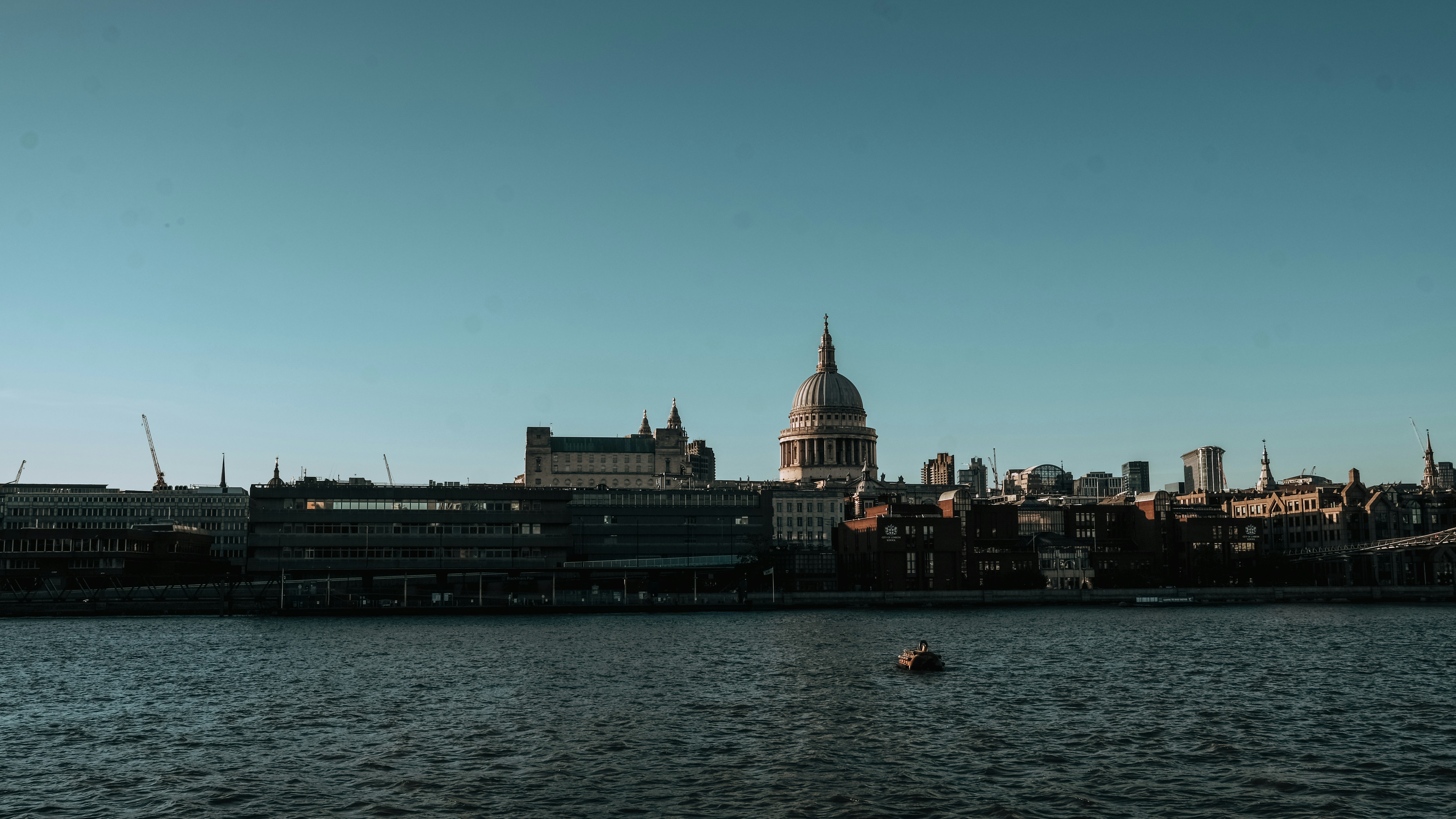 Gewässer in der Nähe von Stadtgebäuden tagsüber