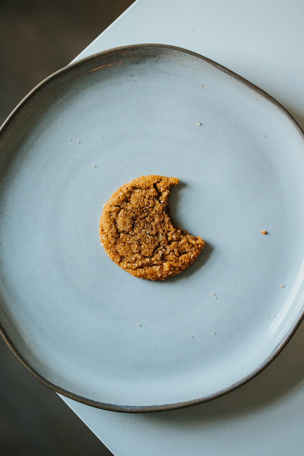 biscoito marrom na placa cerâmica branca