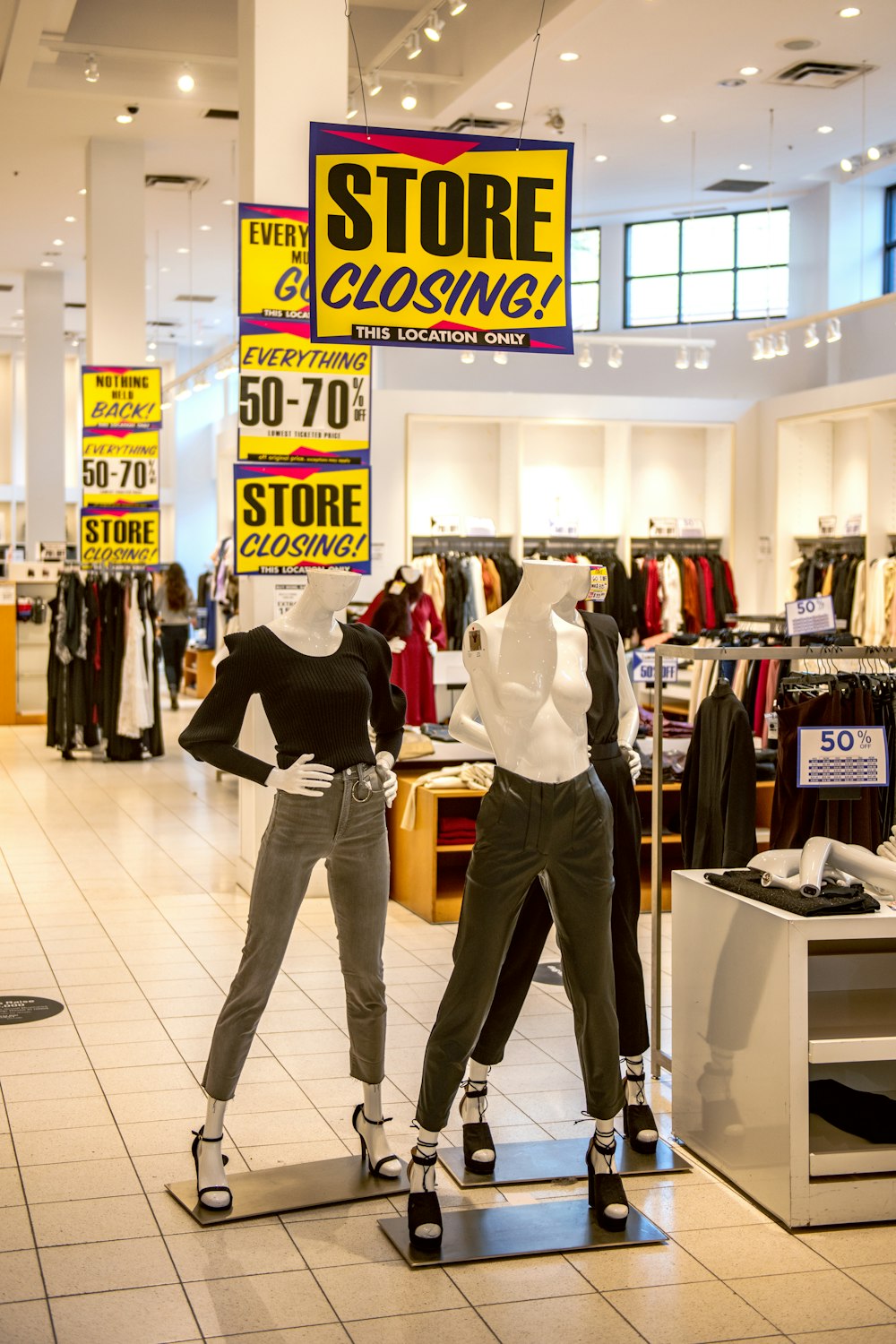 uomo in camicia nera a maniche lunghe e pantaloni bianchi in piedi accanto alla donna in manica lunga bianca