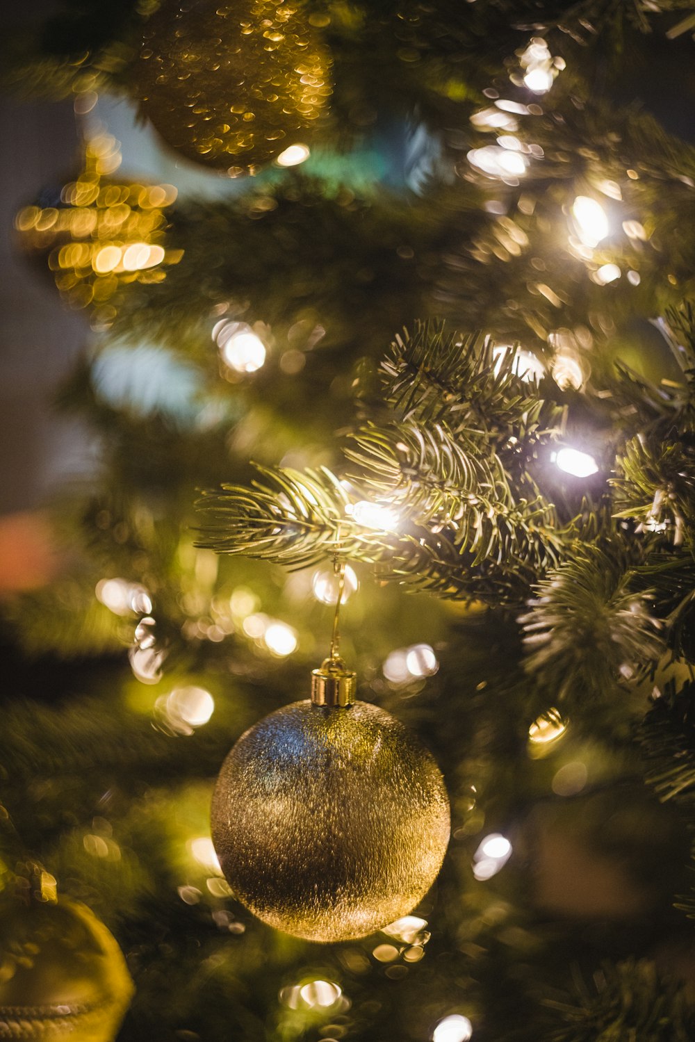 Bolas de oro en el árbol de Navidad