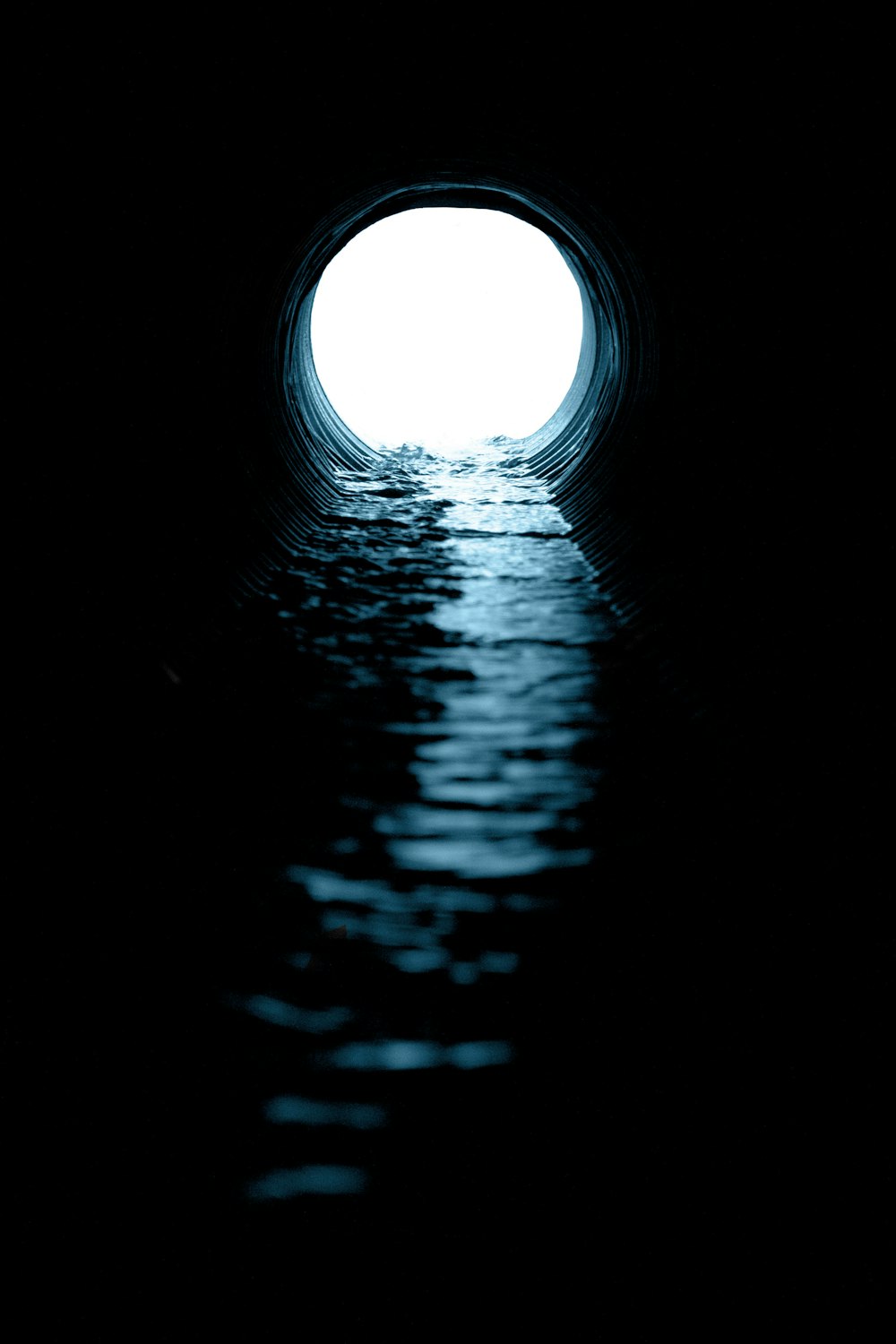 túnel en blanco y negro con luz
