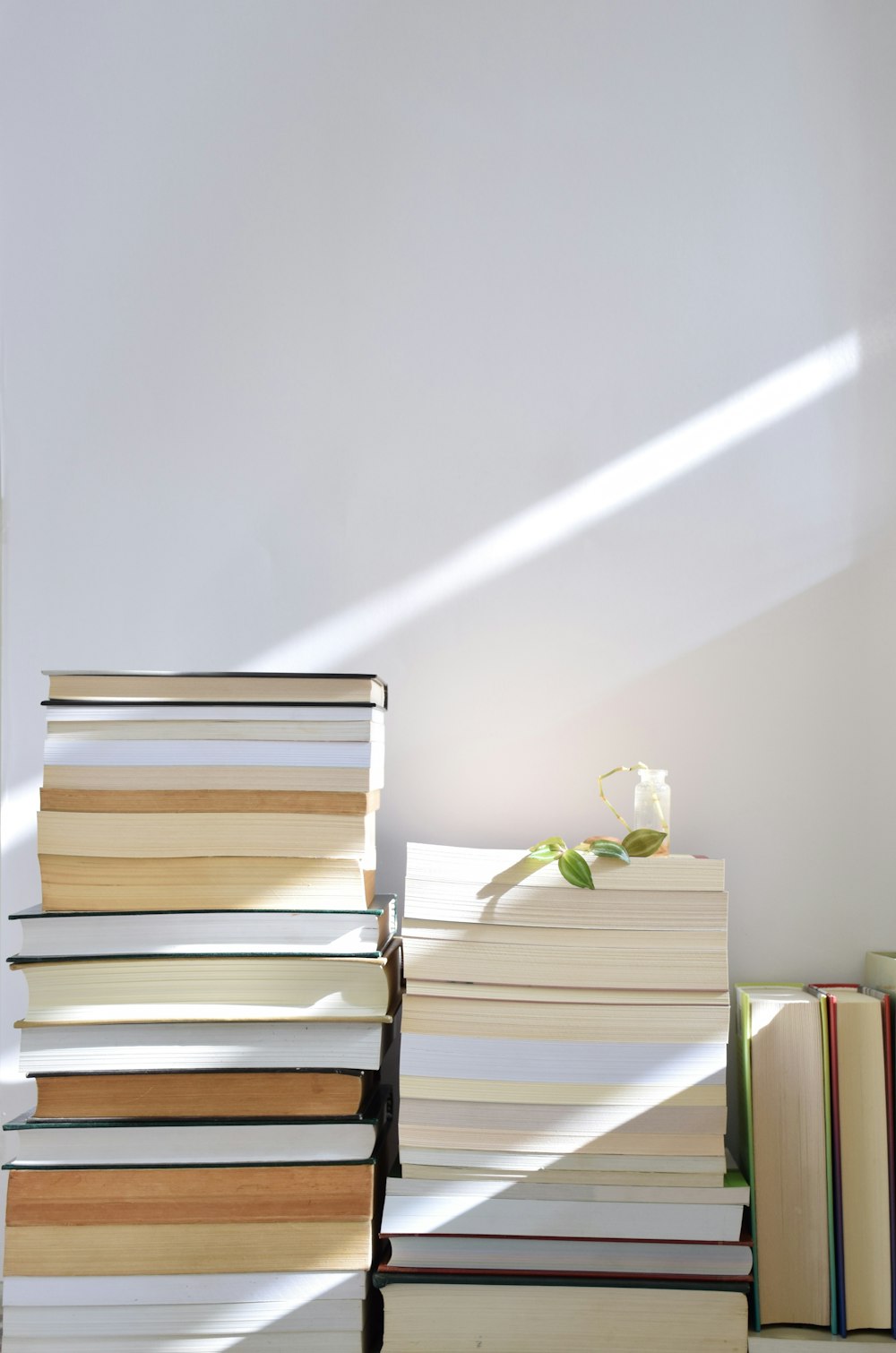 Silla de madera marrón junto a escritorio de madera blanca