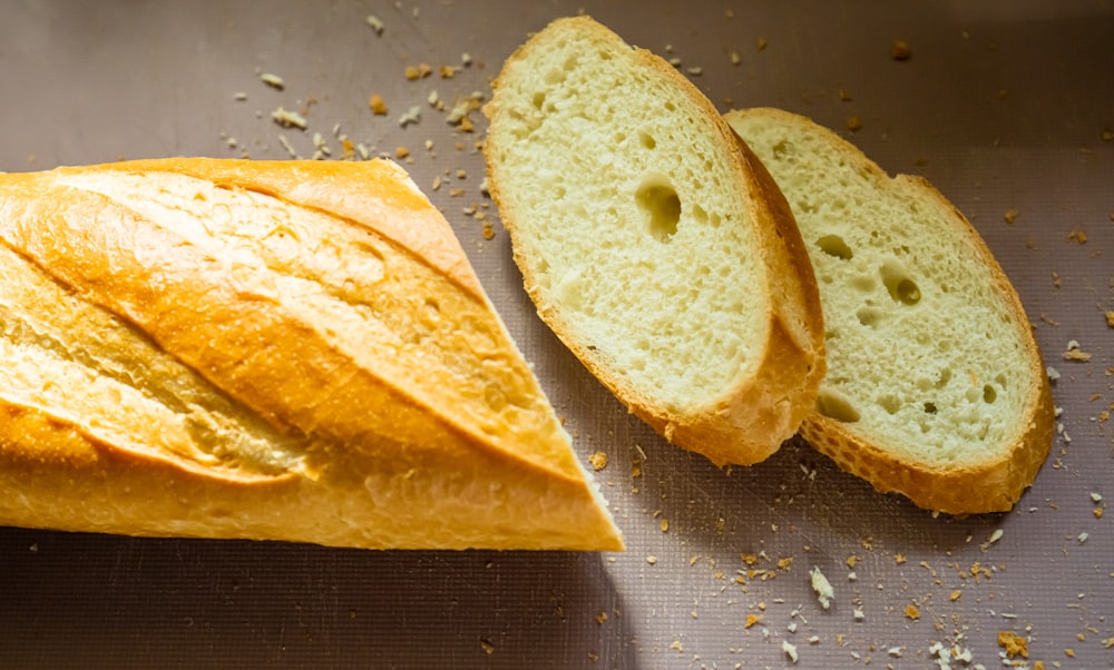 pane a fette su tessuto blu