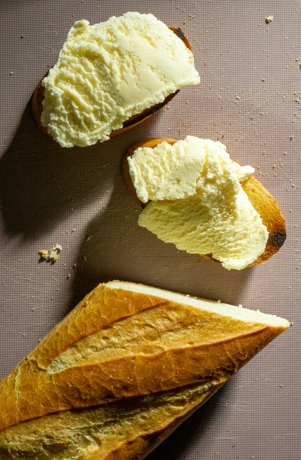 Pan con mantequilla sobre textil de lunares blanco y negro