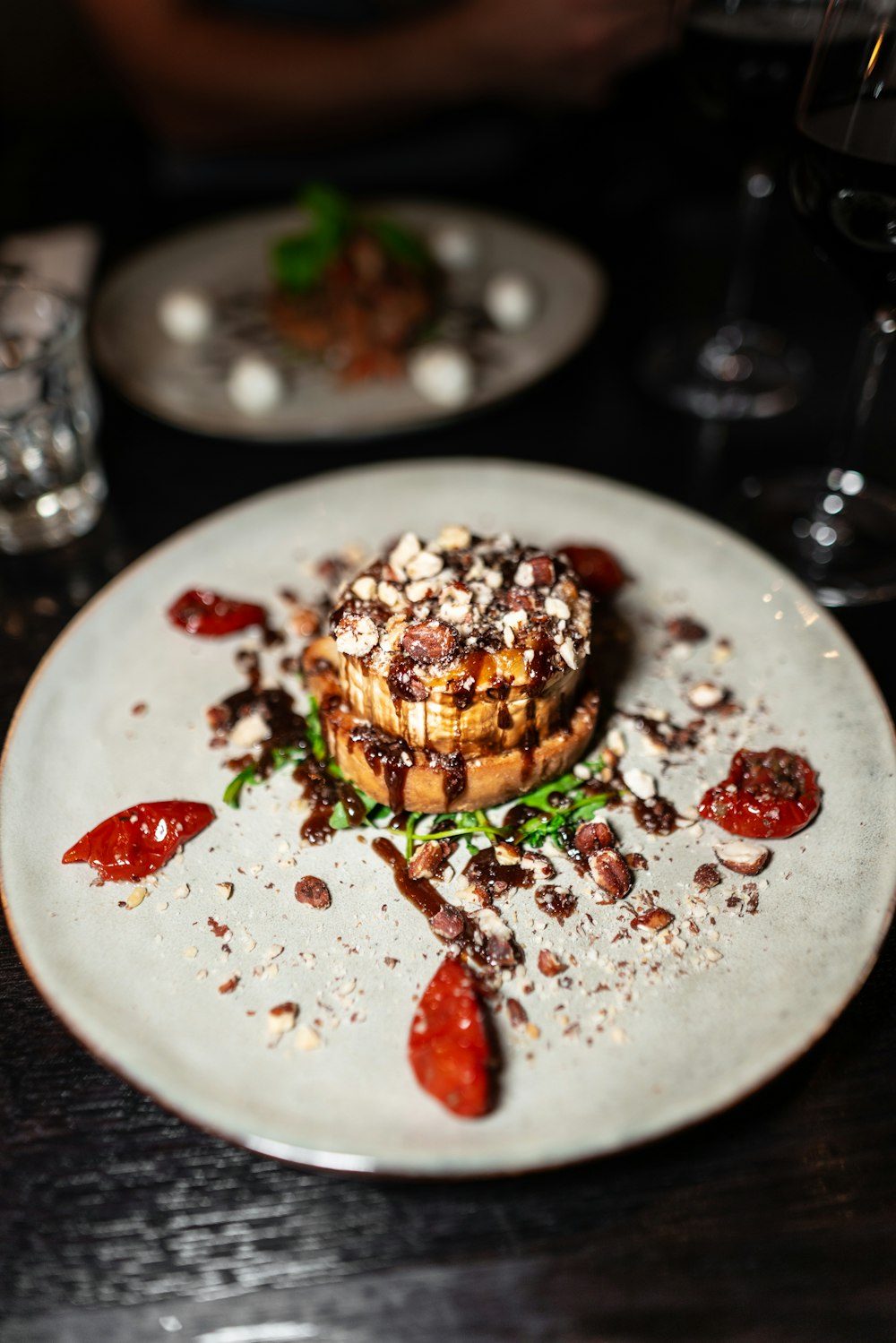 Pâtisserie brune et verte sur assiette en céramique blanche