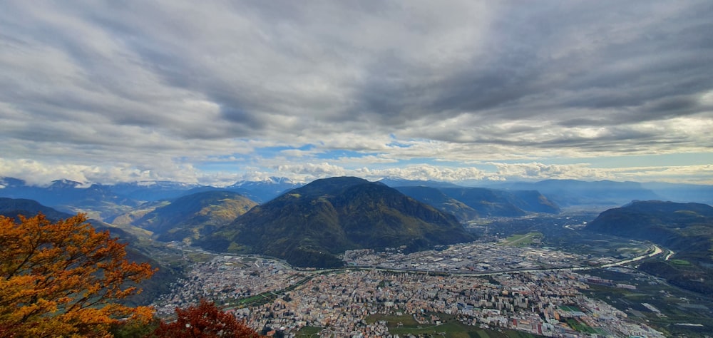 Veduta aerea della città vicino alla montagna sotto il cielo nuvoloso durante il giorno