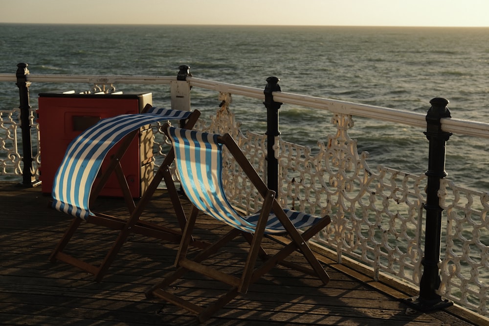昼間のビーチでの青と白の縞模様の折りたたみ椅子