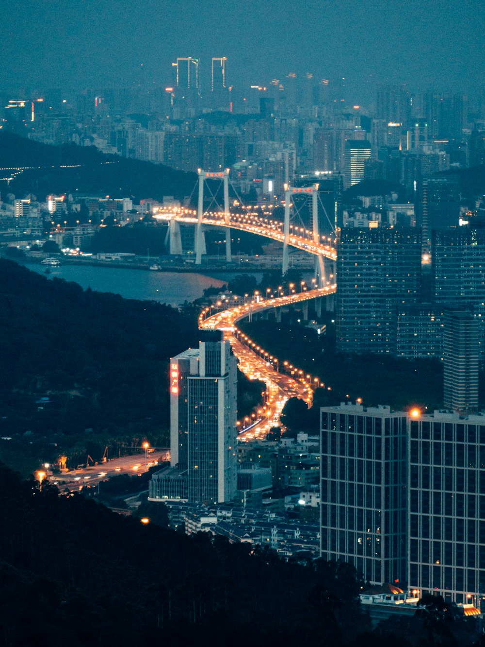 夜間の都市ビルの空中写真