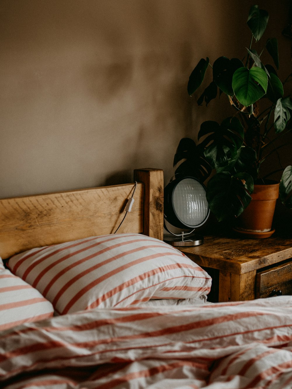 almohada de rayas blancas y rojas en la cama