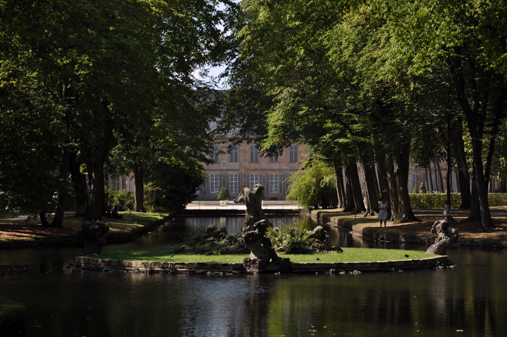 Statue d’homme à cheval près du plan d’eau pendant la journée