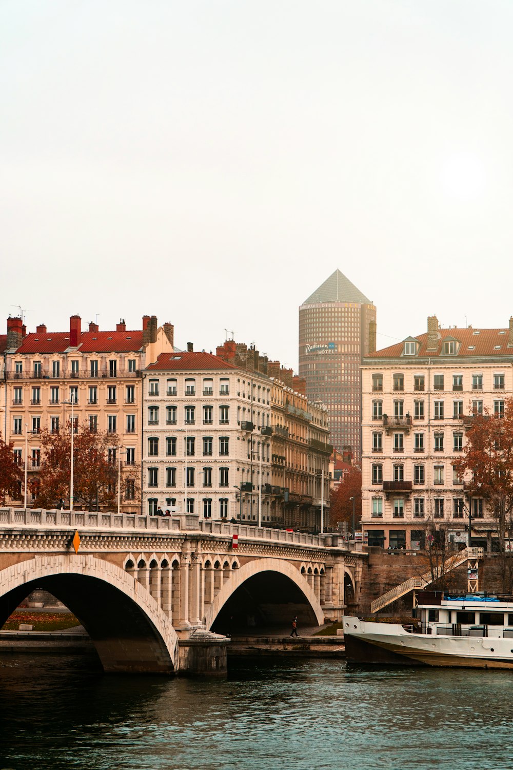 edificio in cemento marrone vicino al ponte durante il giorno