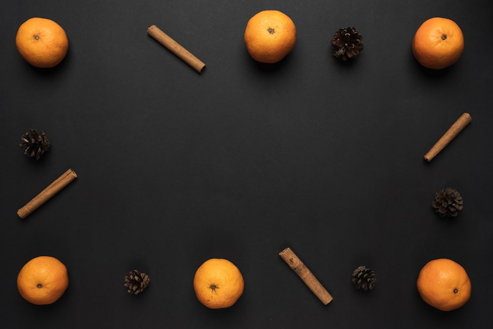 검은 색과 갈색 구슬 옆에 오렌지 과일