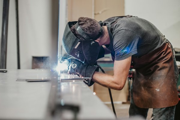 Trabajador con equipo de protección durante práctica, parte de una agencia de marketing para empresas de capacitación en seguridad industrial