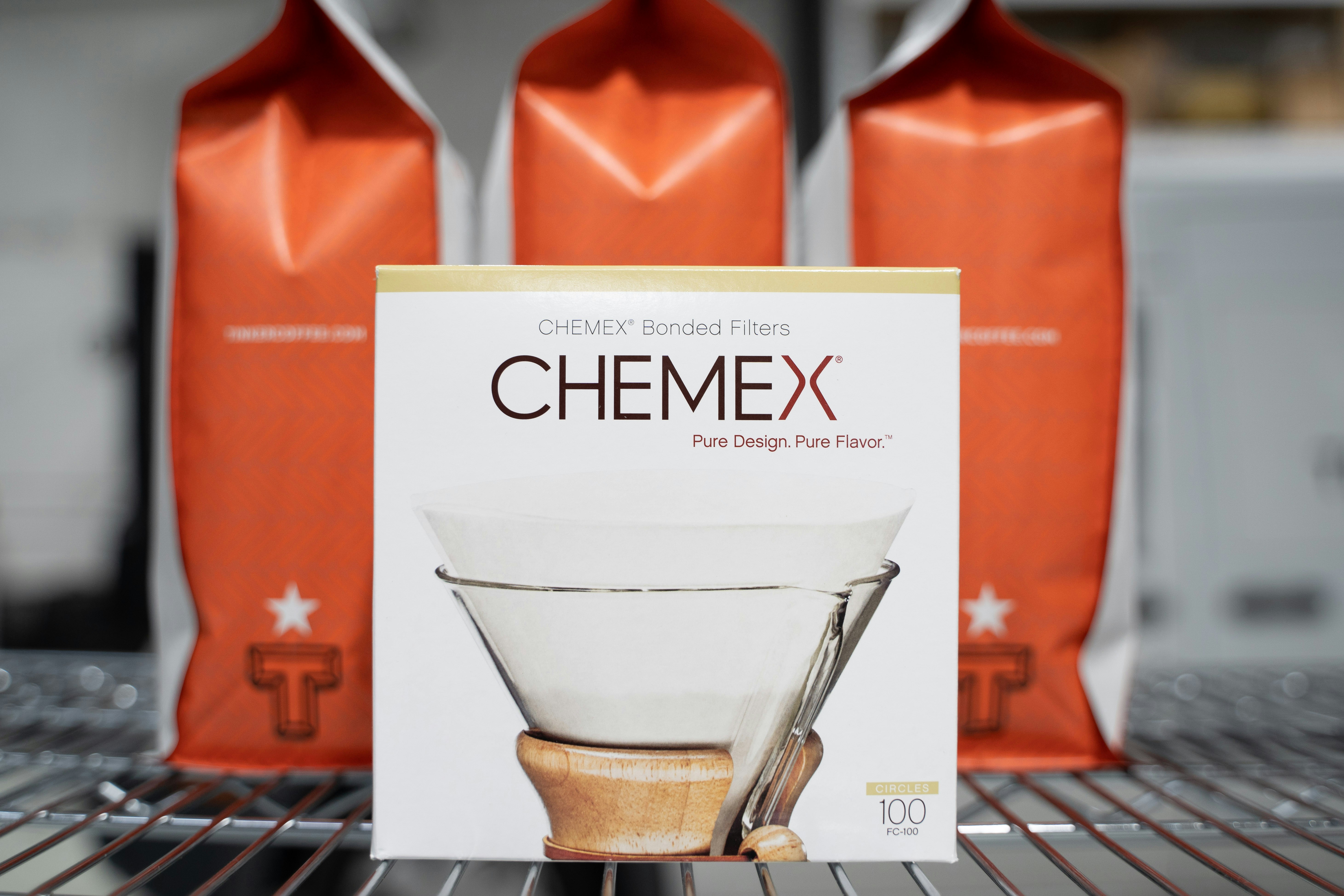 茶色のテーブルに白と赤の箱