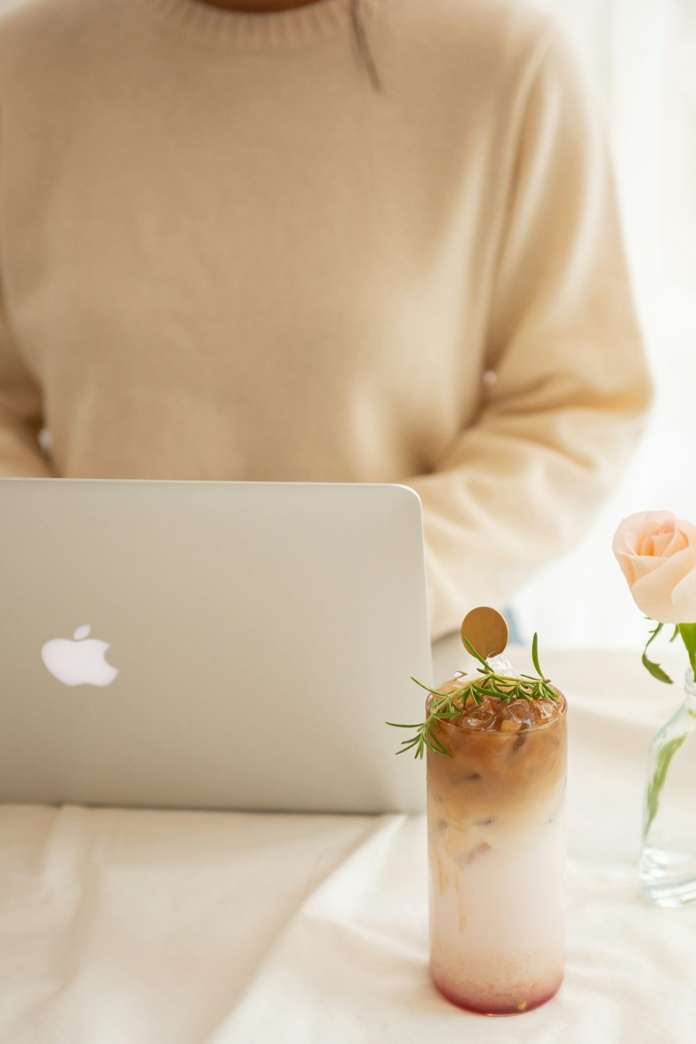 Rose blanche sur MacBook blanc