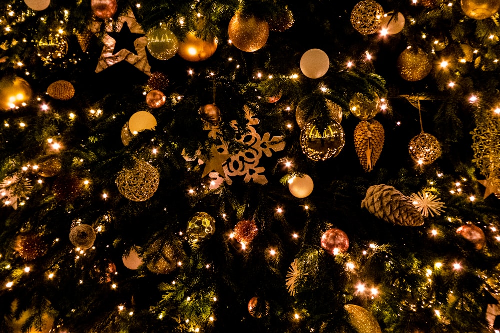 enfeites de ouro na árvore de Natal